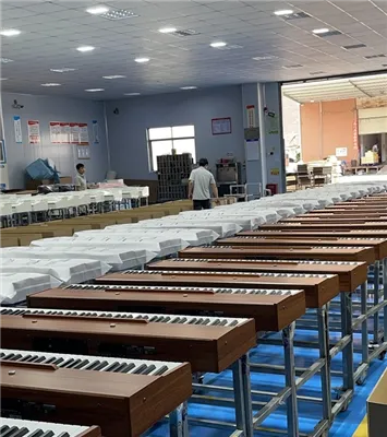 En onkel spiller elektrisk piano mens han selger grønnsaker.